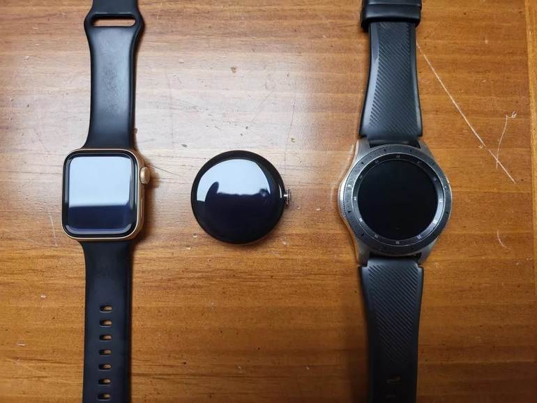 So sánh Pixel Watch (giữa) với Apple Watch (trái) và Galaxy Watch (phải).