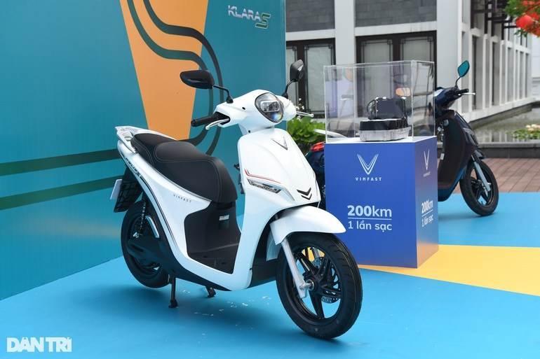 VinFast ra loạt xe máy điện dùng pin công nghệ mới, đi 200km một lần sạc - 2