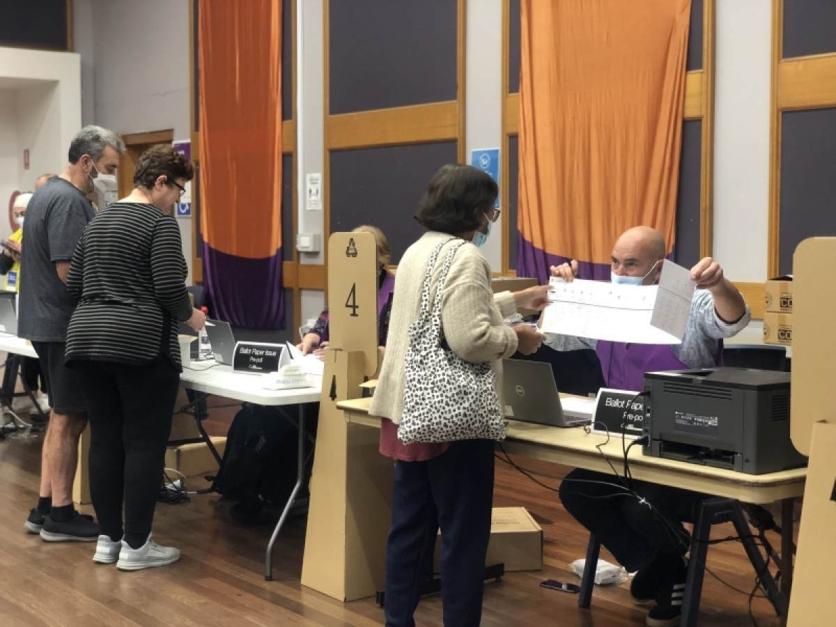 Nhân viên tại địa điểm bỏ phiếu ở Tòa thị chính Ashfield, Sydney, đang giải thích về việc bỏ phiếu cho cử tri.