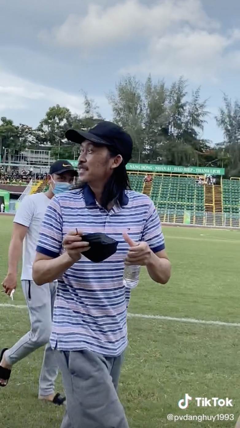  
Nam nghệ sĩ đến xem trận bóng đá từ thiện có cầu thủ Quang Hải ra sân. (Ảnh: TikTok @pvdanghuy1993) - Tin sao Viet - Tin tuc sao Viet - Scandal sao Viet - Tin tuc cua Sao - Tin cua Sao
