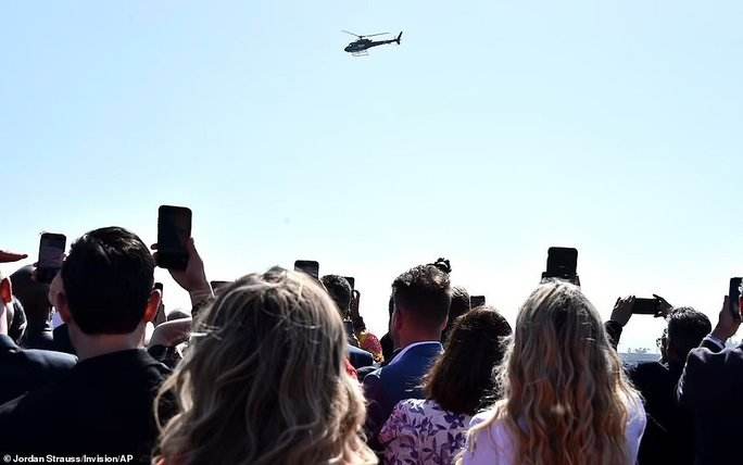 Tom Cruise 59 tuổi, phong độ tự lái trực thăng đến thảm đỏ - Ảnh 1.