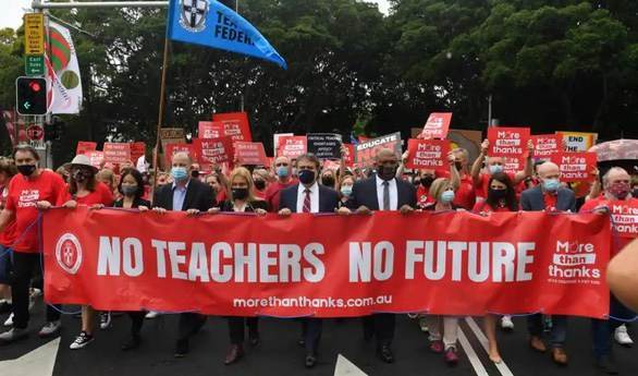 Hàng trăm lớp học ở Úc đóng cửa vì giáo viên đòi tăng lương - Ảnh 1.
