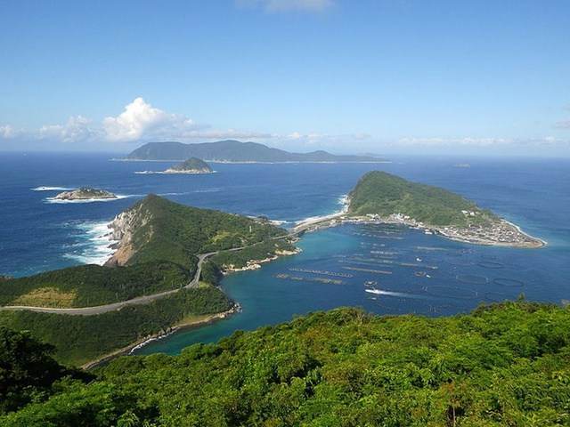  Hòn đảo thiêng ở Nhật Bản có 1 cư dân sinh sống, chỉ nam giới được đến thăm và phải tắm trần trước khi lên bờ  - Ảnh 1.