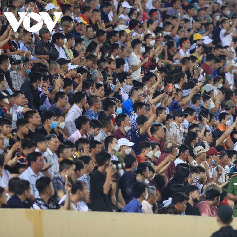  
Cổ động viên có mặt rất đông để cổ vũ cho hai đội U23 Thái Lan và U23 Malaysia trên sân Thiên Trường. (Ảnh: VOV)