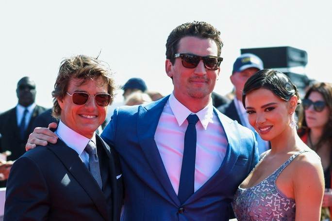 Tom Cruise 59 tuổi, phong độ tự lái trực thăng đến thảm đỏ - Ảnh 9.