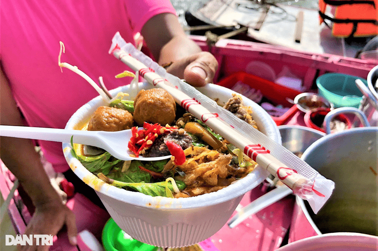 Khoác áo hồng cho ghe bún riêu, vợ chồng 8X bán hàng trăm tô bún mỗi ngày - 4