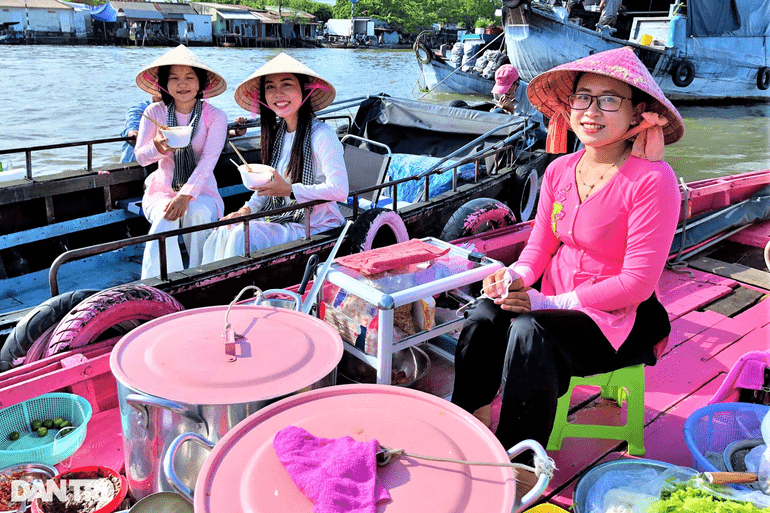 Khoác áo hồng cho ghe bún riêu, vợ chồng 8X bán hàng trăm tô bún mỗi ngày - 5