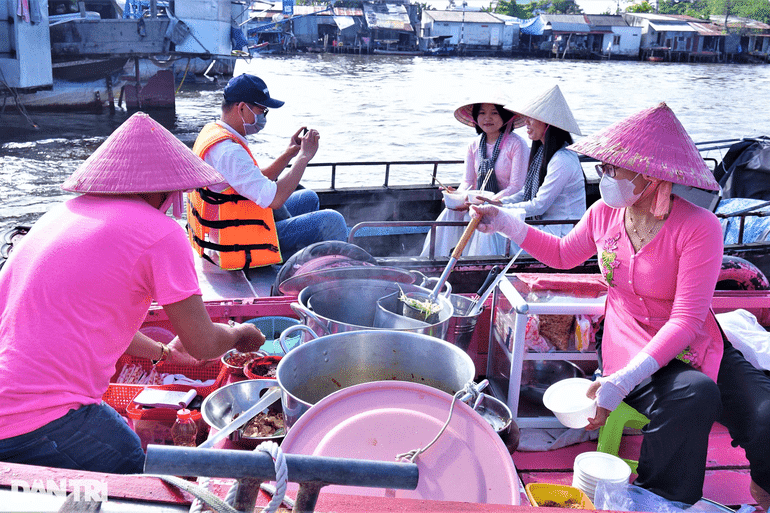 Khoác áo hồng cho ghe bún riêu, vợ chồng 8X bán hàng trăm tô bún mỗi ngày - 3
