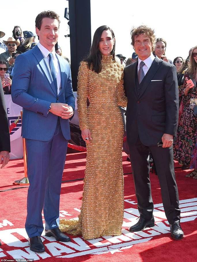 Tom Cruise 59 tuổi, phong độ tự lái trực thăng đến thảm đỏ - Ảnh 8.