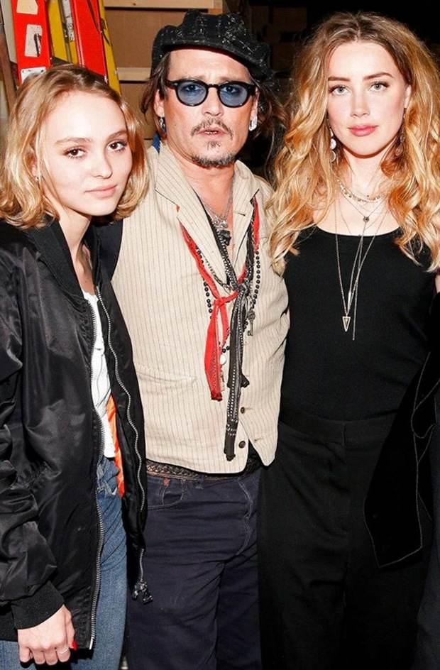  Clip khiến 2,5 triệu fan hả hê: Johnny Depp cười mỉa mai, chốt hạ 1 từ khi nghe Amber Heard thảo mai nói về con gái mình trên tòa - Ảnh 3.