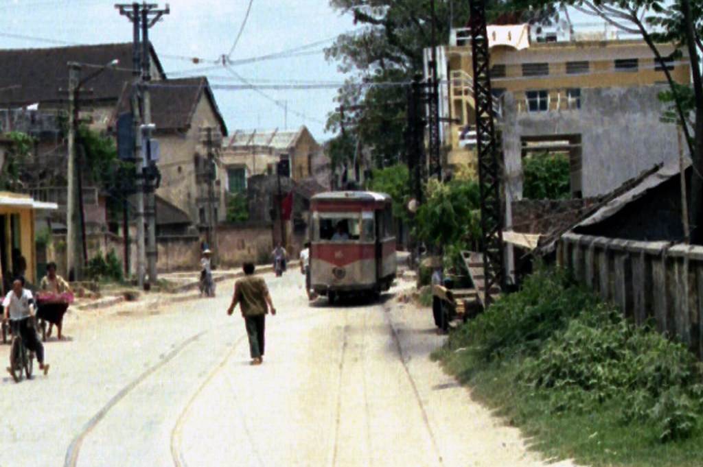 Tau dien o Ha Noi nam 1990 qua ong kinh nu pho nhay Australia-Hinh-10