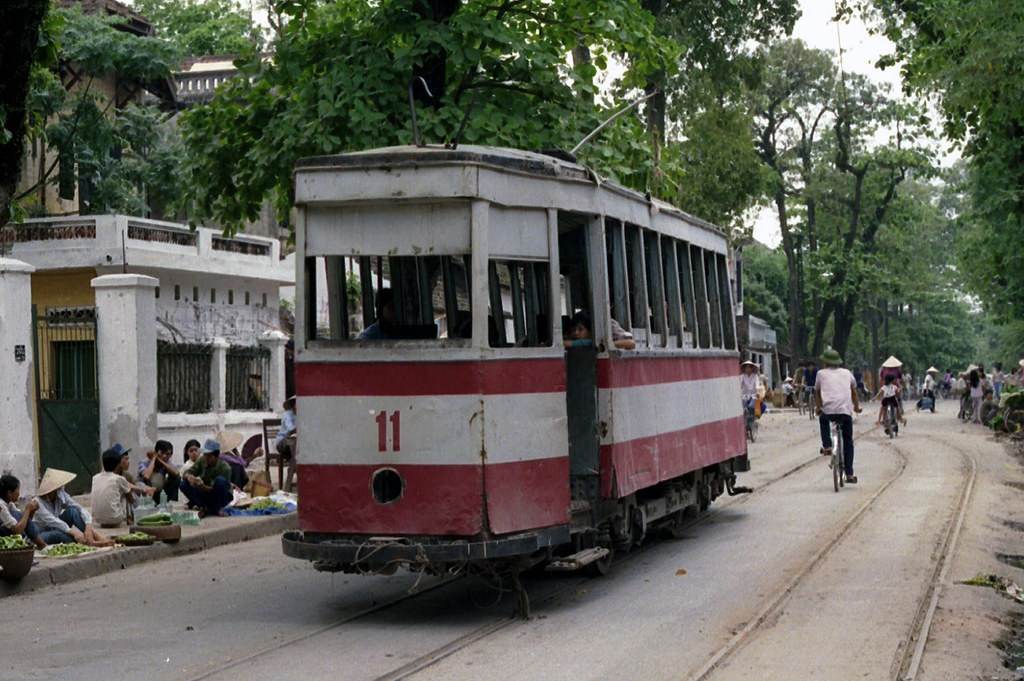 Tau dien o Ha Noi nam 1990 qua ong kinh nu pho nhay Australia-Hinh-4