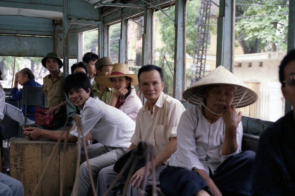 Tau dien o Ha Noi nam 1990 qua ong kinh nu pho nhay Australia-Hinh-5