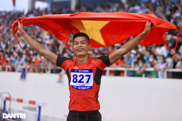 Màn cầu hôn lãng mạn của nhà vô địch SEA Games ngay trên sân thi đấu - 1