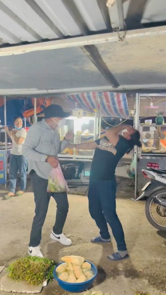 Người mẹ vỡ òa khi đang bán hàng thì nhận ra vị khách chính là con trai mình - 6