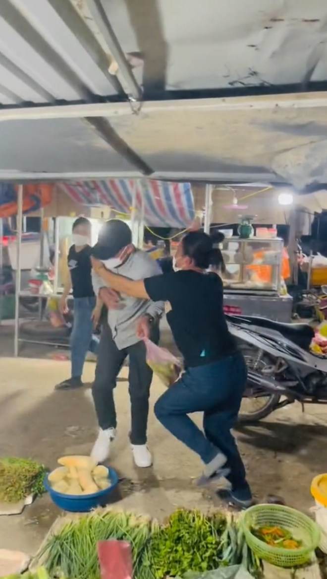 Người mẹ vỡ òa khi đang bán hàng thì nhận ra vị khách chính là con trai mình - 5