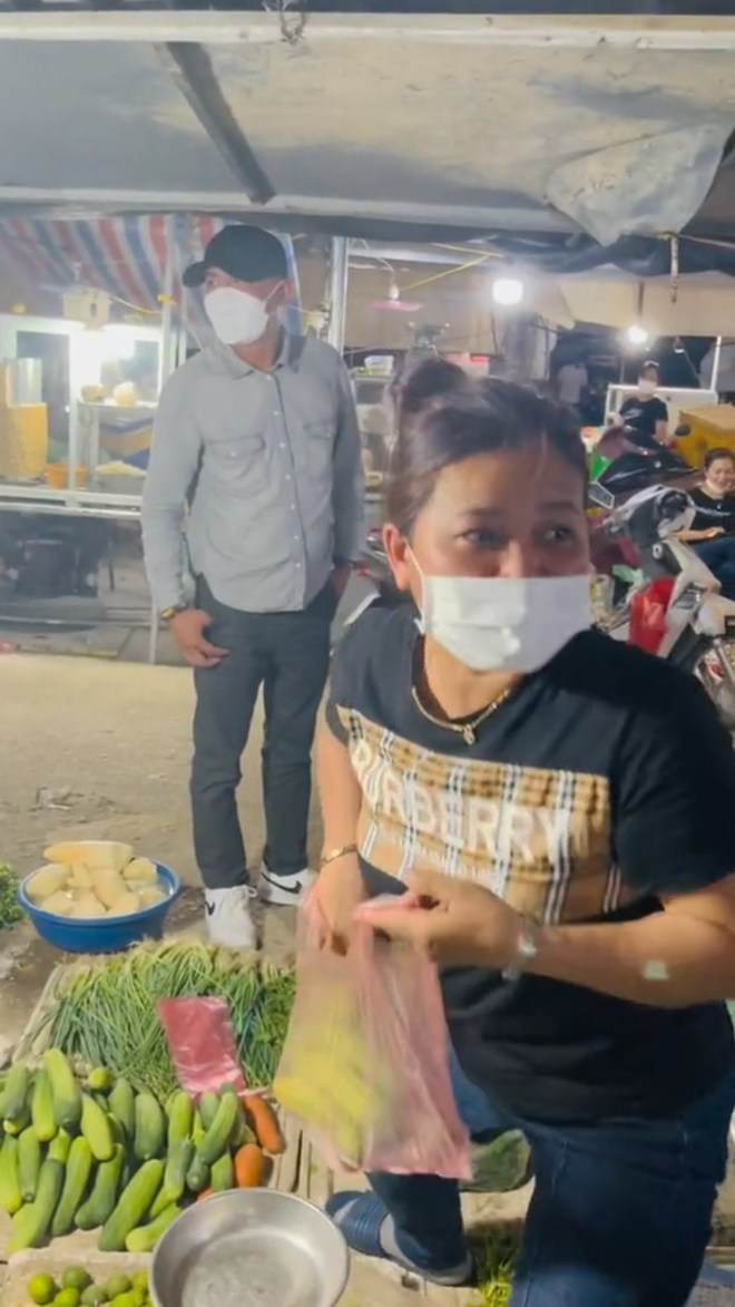 Người mẹ vỡ òa khi đang bán hàng thì nhận ra vị khách chính là con trai mình - 4
