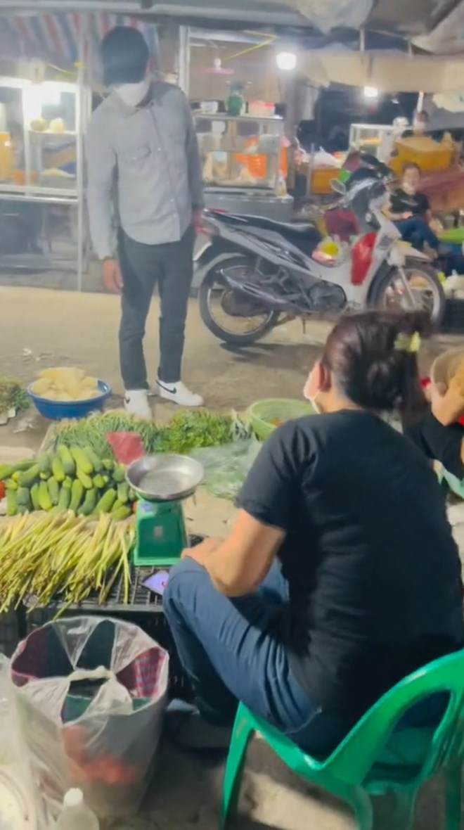 Người mẹ vỡ òa khi đang bán hàng thì nhận ra vị khách chính là con trai mình - 2
