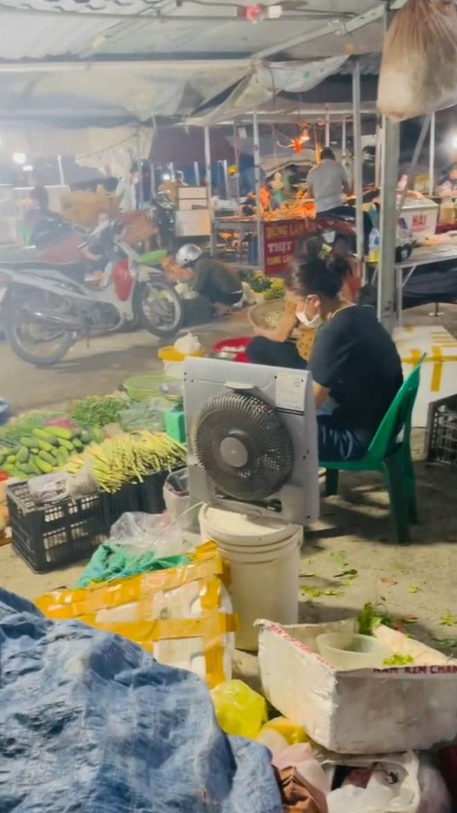 Người mẹ vỡ òa khi đang bán hàng thì nhận ra vị khách chính là con trai mình - 1