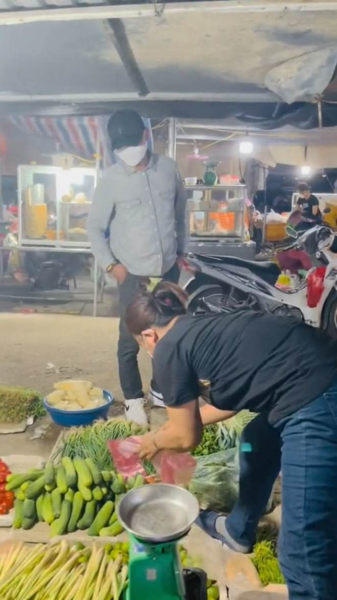 Người mẹ vỡ òa khi đang bán hàng thì nhận ra vị khách chính là con trai mình - 3