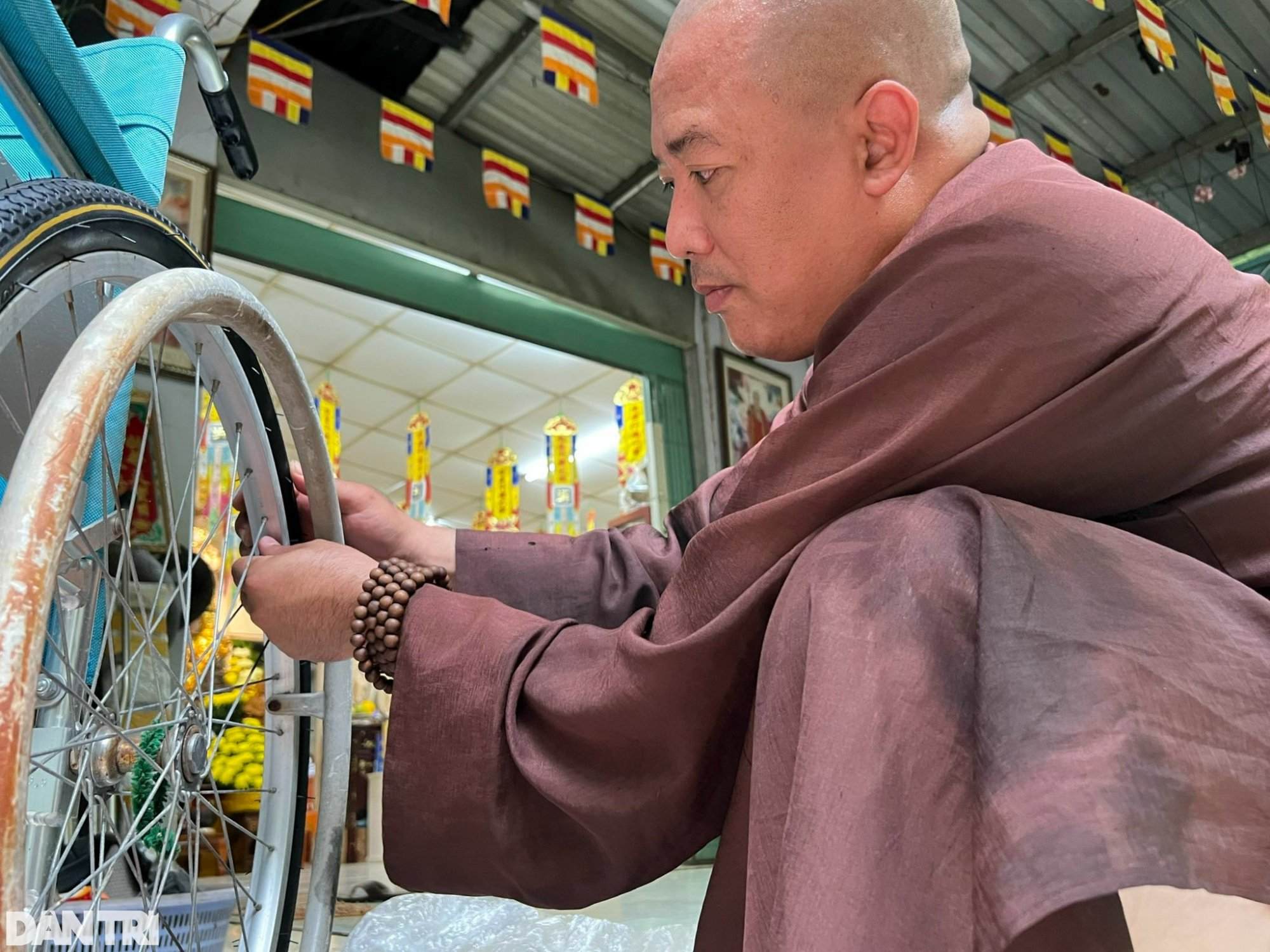 Sư thầy ở TPHCM hồi sinh cả nghìn đôi chân cho người khuyết tật - 3