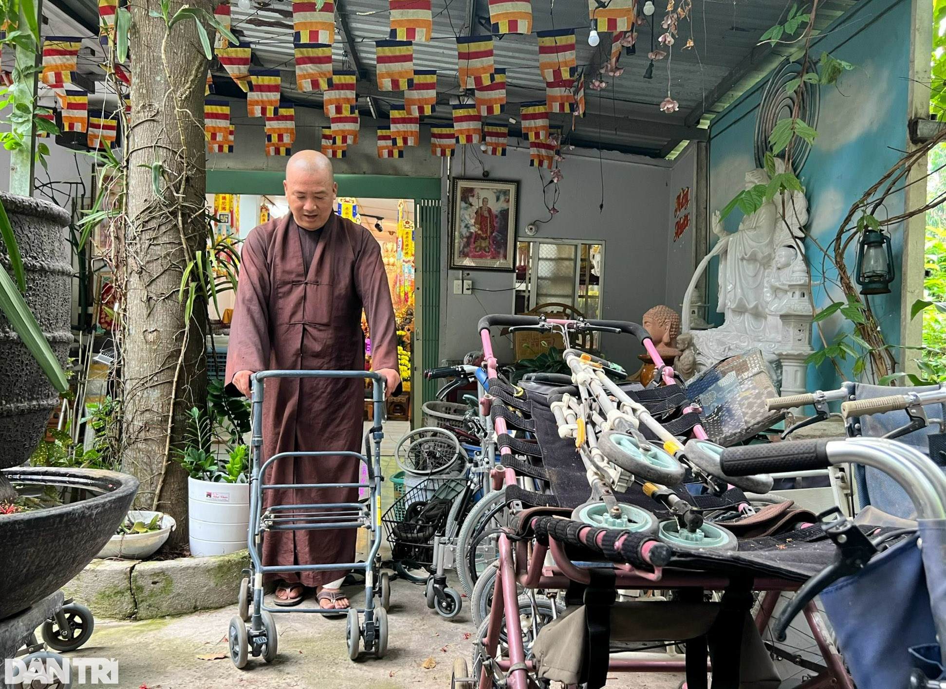 Sư thầy ở TPHCM hồi sinh cả nghìn đôi chân cho người khuyết tật - 1