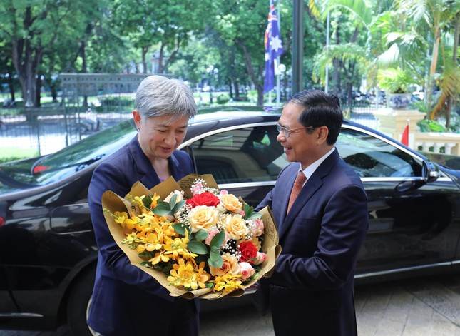 Thăm Việt Nam, Ngoại trưởng Úc thưởng thức phở gà ảnh 3