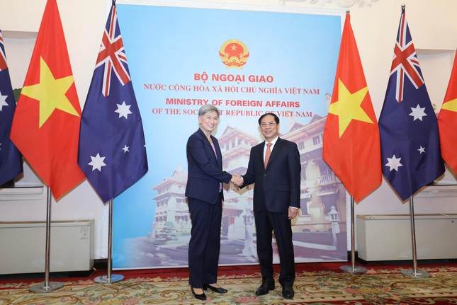 Thăm Việt Nam, Ngoại trưởng Úc thưởng thức phở gà ảnh 4