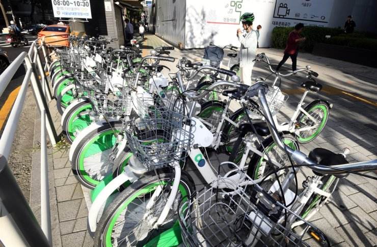 Xe đạp Ttareungyi của hệ thống chia sẻ xe đạp của Seoul đang đậu gần Ga Tòa thị chính ở trung tâm Seoul trong bức ảnh tháng 9 năm 2018 này.  Hồ sơ Korea Times