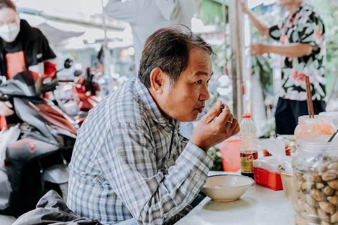Quán cháo trắng hơn 10 năm chỉ bán giá 1.000 đồng của đôi vợ chồng già ở Sài Gòn: &quot;Bán rẻ cho người ta ăn no là được rồi&quot; - Ảnh 6.