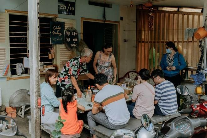 Quán cháo trắng hơn 10 năm chỉ bán giá 1.000 đồng của đôi vợ chồng già ở Sài Gòn: &quot;Bán rẻ cho người ta ăn no là được rồi&quot; - Ảnh 6.
