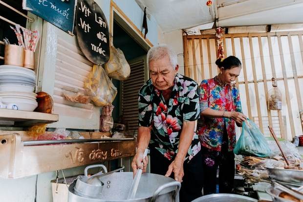 Quán cháo trắng hơn 10 năm chỉ bán giá 1.000 đồng của đôi vợ chồng già ở Sài Gòn: Bán rẻ cho người ta ăn no là được rồi - Ảnh 2.