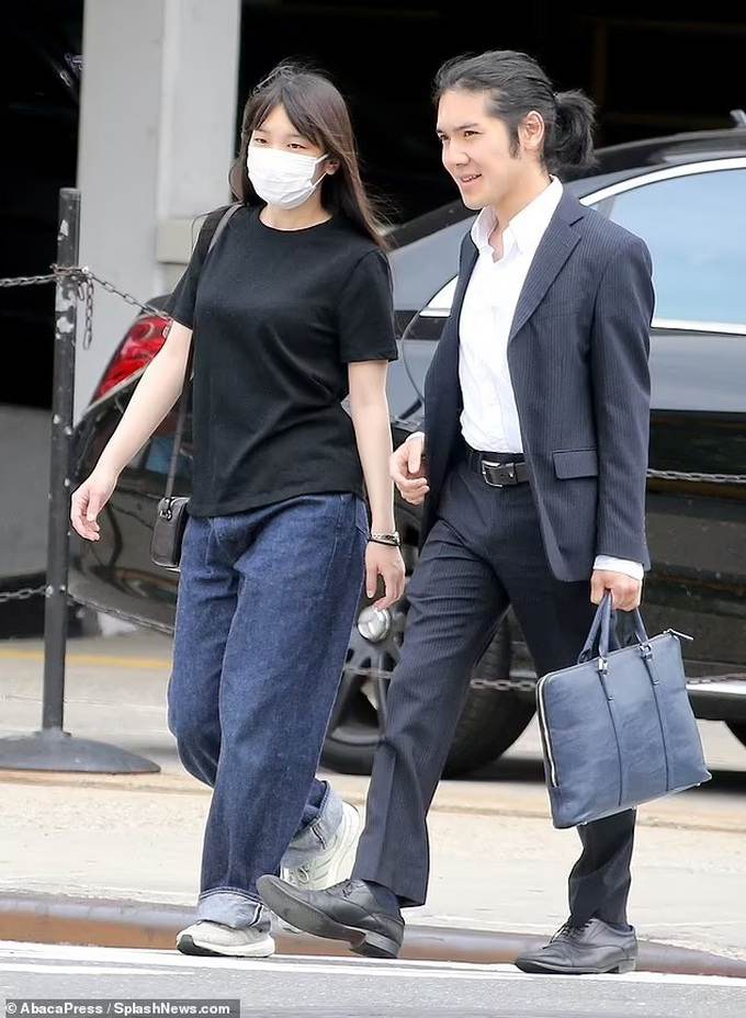 Cựu công chúa Nhật gây sốt khi nắm chặt tay chồng giữa muôn vàn khó khăn - 4