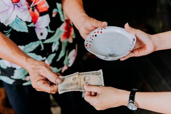 Quán cháo trắng hơn 10 năm chỉ bán giá 1.000 đồng của đôi vợ chồng già ở Sài Gòn: &quot;Bán rẻ cho người ta ăn no là được rồi&quot; - Ảnh 4.