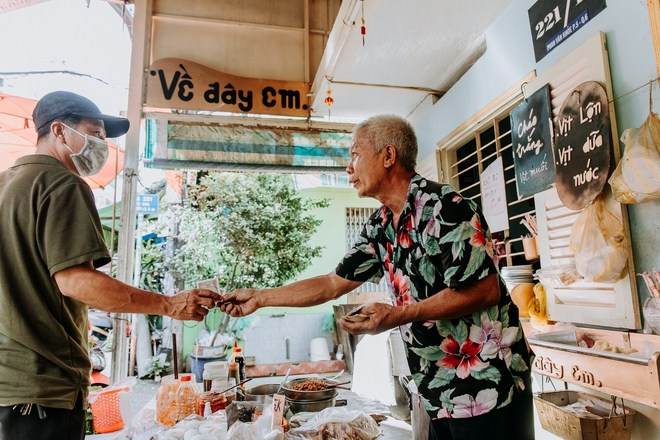 Quán cháo trắng hơn 10 năm chỉ bán giá 1.000 đồng của đôi vợ chồng già ở Sài Gòn: &quot;Bán rẻ cho người ta ăn no là được rồi&quot; - Ảnh 6.