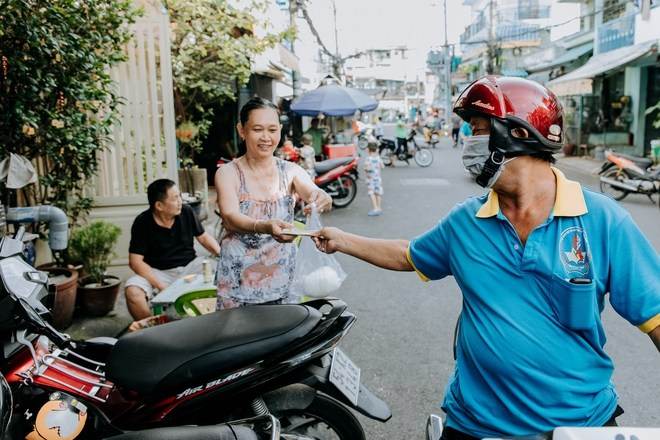 Quán cháo trắng hơn 10 năm chỉ bán giá 1.000 đồng của đôi vợ chồng già ở Sài Gòn: &quot;Bán rẻ cho người ta ăn no là được rồi&quot; - Ảnh 6.