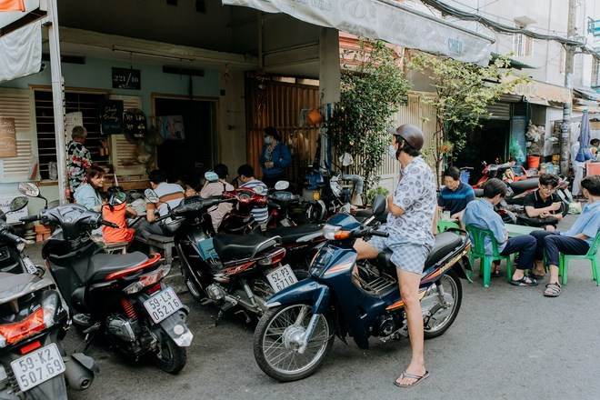 Quán cháo trắng hơn 10 năm chỉ bán giá 1.000 đồng của đôi vợ chồng già ở Sài Gòn: &quot;Bán rẻ cho người ta ăn no là được rồi&quot; - Ảnh 4.