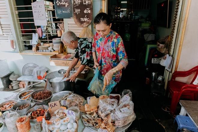Quán cháo trắng hơn 10 năm chỉ bán giá 1.000 đồng của đôi vợ chồng già ở Sài Gòn: &quot;Bán rẻ cho người ta ăn no là được rồi&quot; - Ảnh 4.