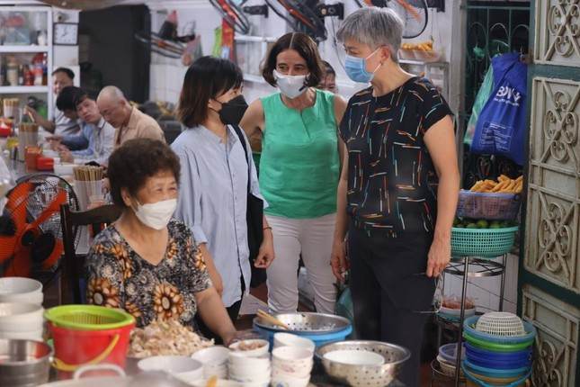 Thăm Việt Nam, Ngoại trưởng Úc thưởng thức phở gà ảnh 2