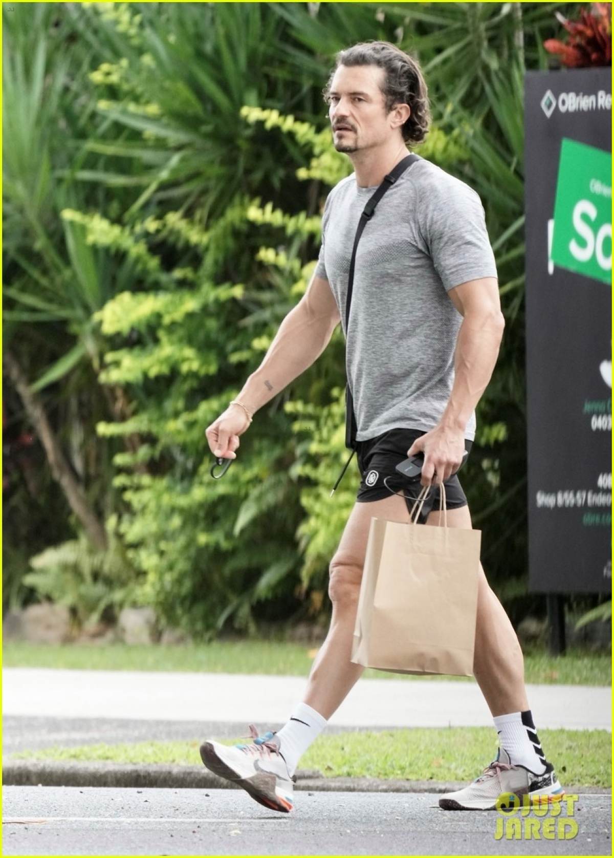 orlando bloom bi che gia nua khi di mua do tap hoa o australia hinh anh 1