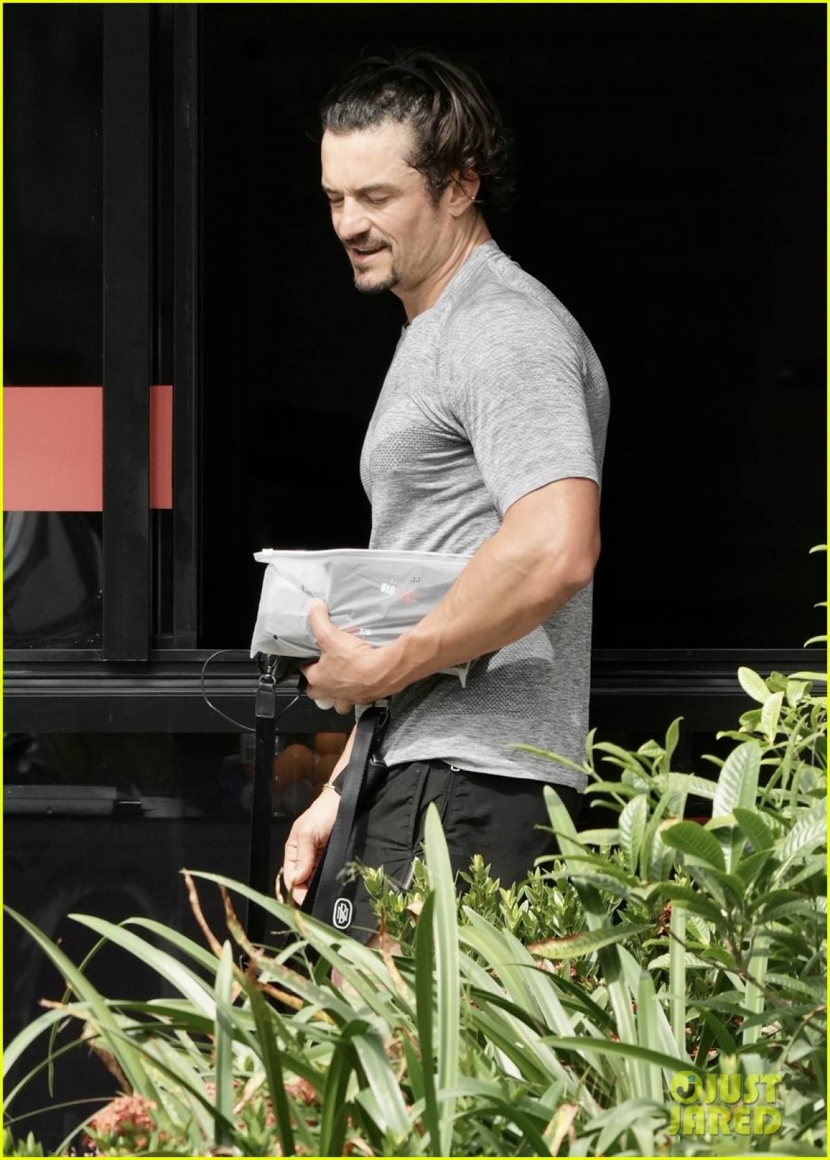 orlando bloom bi che gia nua khi di mua do tap hoa o australia hinh anh 5