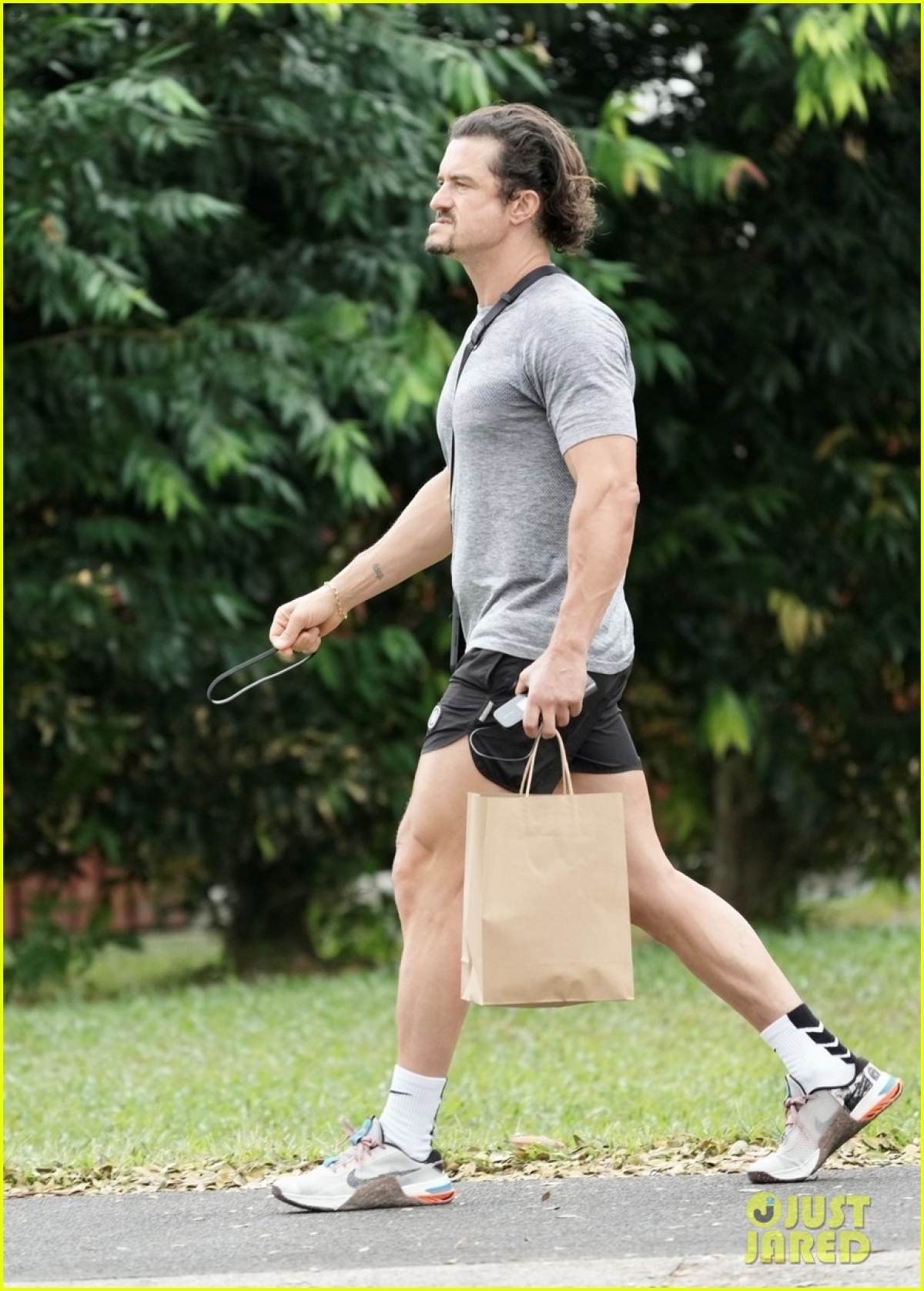 orlando bloom bi che gia nua khi di mua do tap hoa o australia hinh anh 8