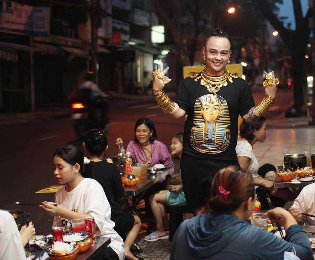 Chủ quán chân gà đeo gần 100 lượng vàng trên người: Ngủ vẫn đeo, đi xa có người bảo vệ - Ảnh 4.