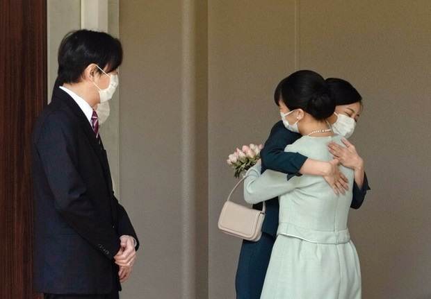  
Kako (váy xanh đậm) ôm Mako ngày chị gái đi lấy chồng. (Ảnh: Yonhap)
