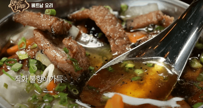 Một loạt món ăn Việt lên truyền hình nước ngoài: Toàn những đặc sản quen thuộc khiến bạn bè quốc tế vừa ăn vừa trầm trồ - Ảnh 1.
