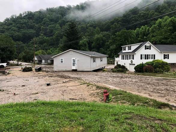 Lũ lụt khiến 44 người chưa rõ tung tích ở tây nam Virginia, Mỹ - Ảnh 2.