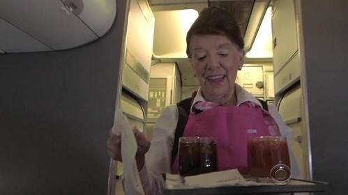 Vẻ đẹp của nữ tiếp viên hàng không già nhất thế giới ở tuổi 86 - Ảnh 1.