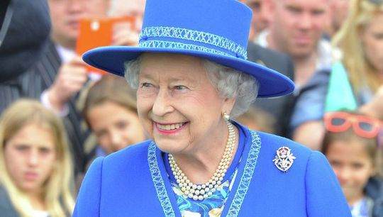 95 tuổi Nữ hoàng Anh vẫn có làn da đẹp mê - Ảnh 1.