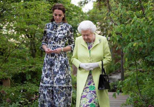 95 tuổi Nữ hoàng Anh vẫn có làn da đẹp mê - Ảnh 2.