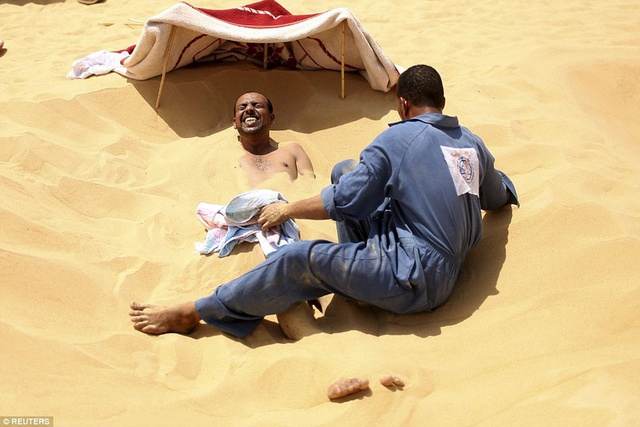  Bỏ tiền triệu để được tắm cát trần bỏng rát giữa sa mạc Sahara: Trải nghiệm cực hot vì 1 lý do không ngờ  - Ảnh 4.